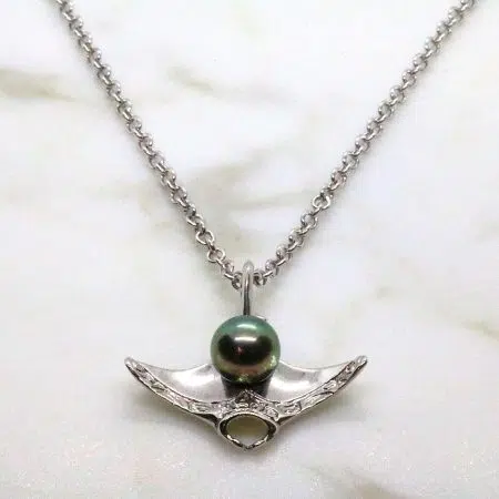 MANTARAY - 18ct White Gold Mantaray Pearl Pendant & Chain